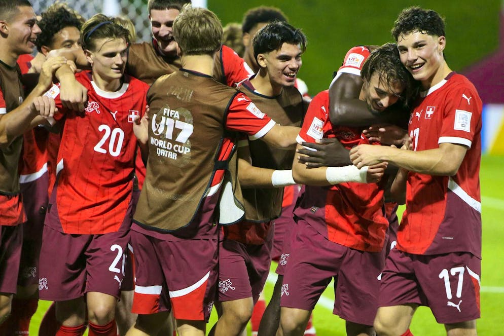 The Swiss national team celebrates Llukes' goal.