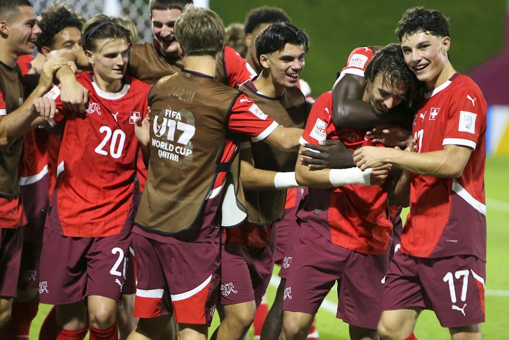 Die Schweizer Nati feiert den Treffer von Llukes.