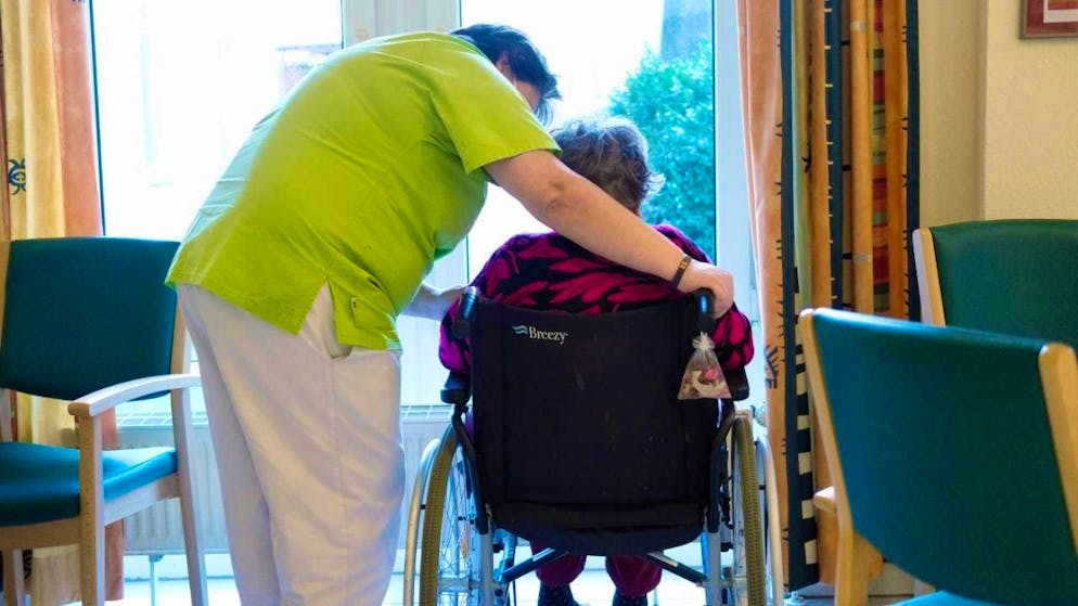 Healthcare expenditure in Switzerland as a whole will rise from just under CHF 94 billion in 2023 to CHF 109.6 billion in 2027, according to forecasts by the Economic Research Center at ETH Zurich. The main cost driver is long-term care. (archive image)