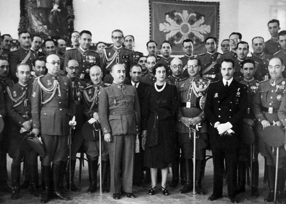 Francisco Franco (1892-1975), général et dictateur espagnol, avec son épouse Carmen Polo (1900-1988) et les officiers de l'état-major, photo non datée. (KEYSTONE/PHOTOPRESS-ARCHIV/Str)