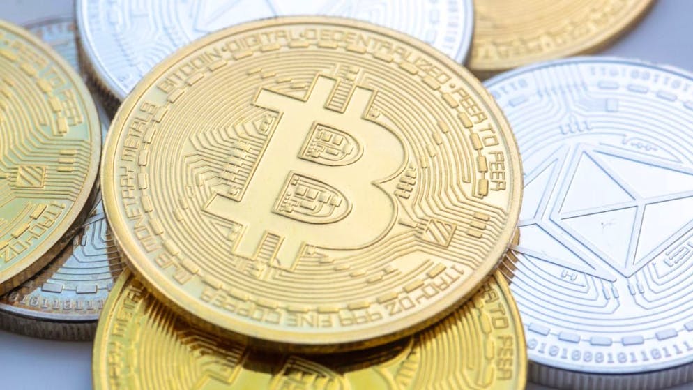 Im Sog des Bitcoin rauschten in der Nacht auf Dienstag auch die anderen grösseren Kryptowährungen nach unten: Münzen mit den Symbolen von Bitcoin und Ethereum.