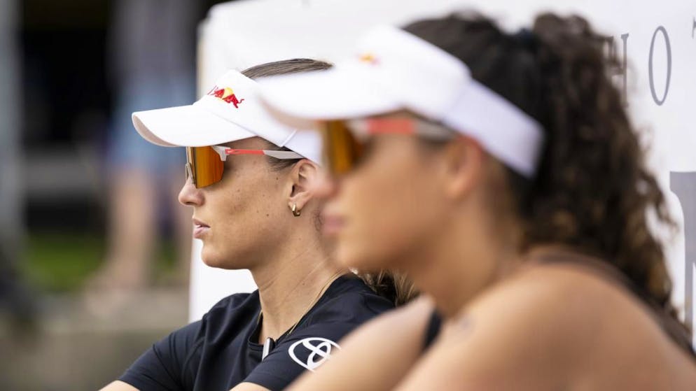 Anouk (links) und Zoé Vergé-Dépré haben das unerwartet frühe WM-Ausscheiden zu analysieren