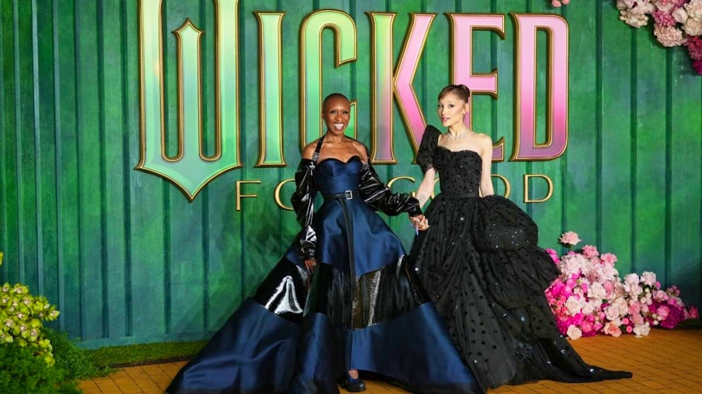 ARCHIV - Cynthia Erivo, links, und Ariana Grande posieren für Fotografen bei ihrer Ankunft bei der Premiere des Films "Wicked For Good" in London. Foto: Scott A Garfitt/Invision/dpa
