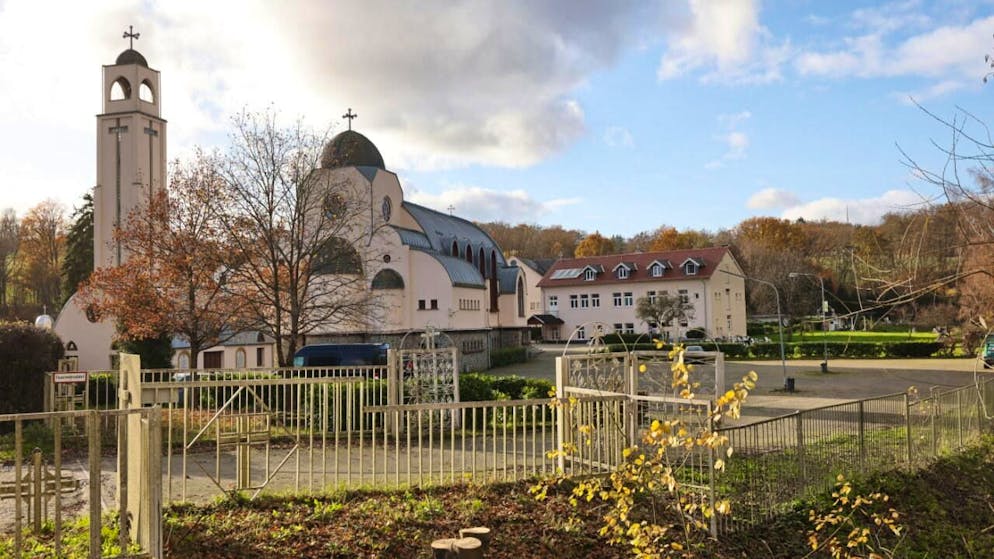 PRODUKTION - Vor dem koptisch-orthodoxen Kloster St. Antonius in Waldsolms-Kröffelbach wurde ein drei Monate altes Baby gefunden. Bei der Mutter soll es sich um die zerstückelte Frau handeln, deren Körperteile auf der Autobahn 45 bei Olpe gefunden wurden. Foto: Christian Lademann/dpa