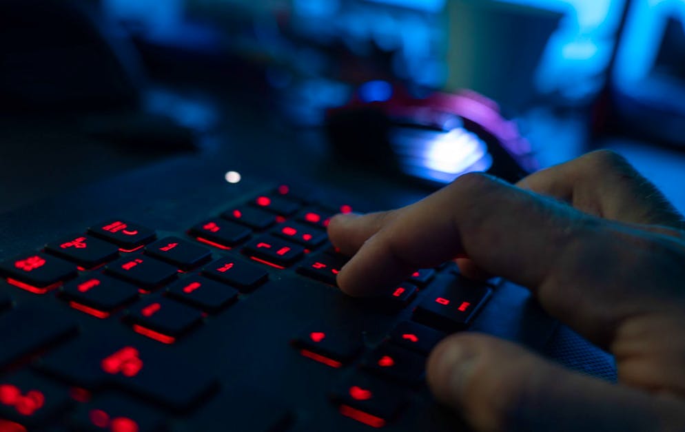 Das Bundesamt für Cybersicherheit registrierte im ersten Halbjahr 2025 fast fünfmal mehr Meldungen zu Werbung für Online-Anlagebetrug.