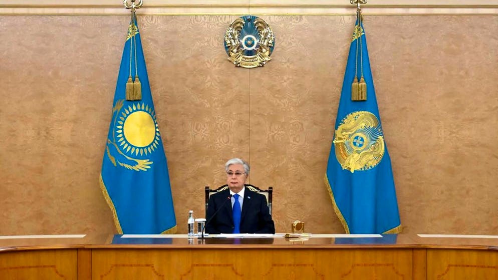 HANDOUT - Auf diesem vom kasachischen Präsidialamt veröffentlichten Foto spricht der kasachische Präsident Kassym-Schomart Tokajew während eines Treffens im Zusammenhang mit der Embraer 190 der Aserbaidschan Airlines, die in der Nähe des kasachischen Flughafens Aktau abgestürzt ist. Foto: Uncredited/Kazakhstan's Presidential Press/AP/dpa - ACHTUNG: Nur zur redaktionellen Verwendung und nur mit vollständiger Nennung des vorstehenden Credits