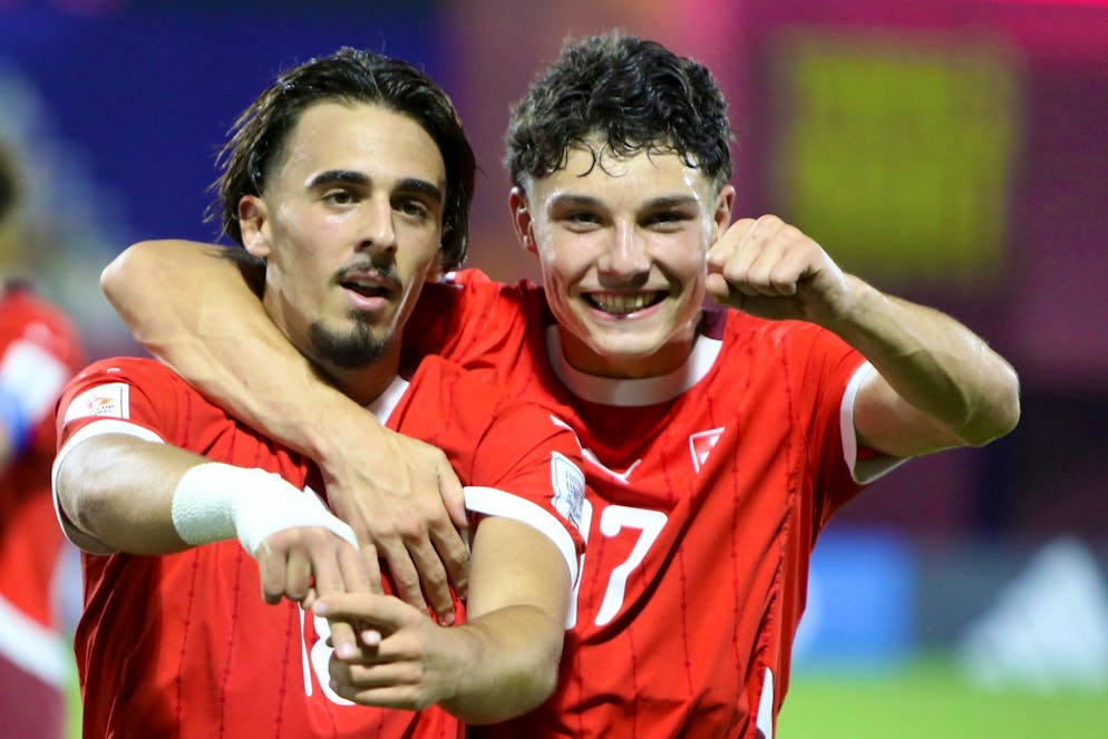 L'attaquant de Sion Adrien Llukes (à gauche) a inscrit le premier but de la Suisse M17 face à l'Irlande.