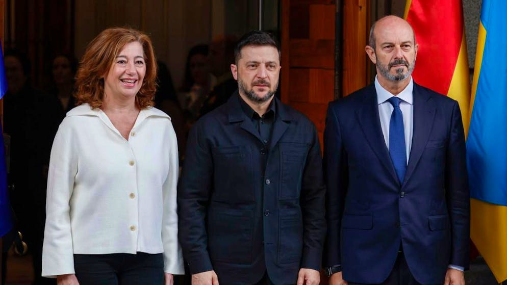 Il presidente ucraino Volodymyr Zelensky (al centro) con la portavoce della Camera bassa del Parlamento spagnolo Francina Armengol (a sinistra) e il portavoce della Camera alta del Parlamento spagnolo Pedro Rollan (a destra)