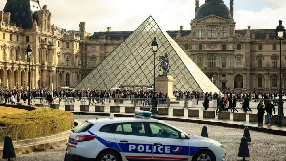 Il 19 ottobre un gruppo di ladri travestiti da operai ha compiuto un furto lampo al Louvre di Parigi, rubando 9 preziosi gioielli della collezione napoleonica, per un valore venale stimato in 88 milioni di euro. Sette persone sono state nel frattempo arrestate. (Foto archivio)