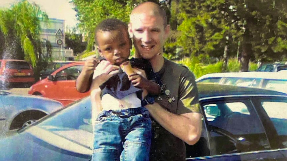 All'inizio degli anni 2000, l'allora giocatore della nazionale Philippe Senderos tiene in braccio un bambino. All'epoca nessuno sapeva che il bambino sarebbe diventato un giorno un calciatore.