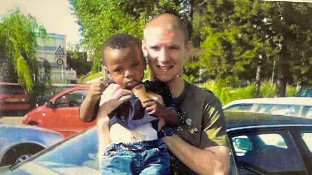 Riconoscete il bambino?. Quando Senderos teneva in braccio una stella dell'attuale Nazionale