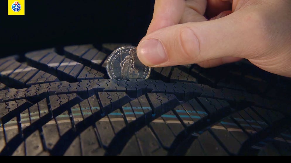 Bei Premiumreifen sind die Schaumlamellen bis ganz nach unten geschnitten und bieten so länger einen guten Grip.