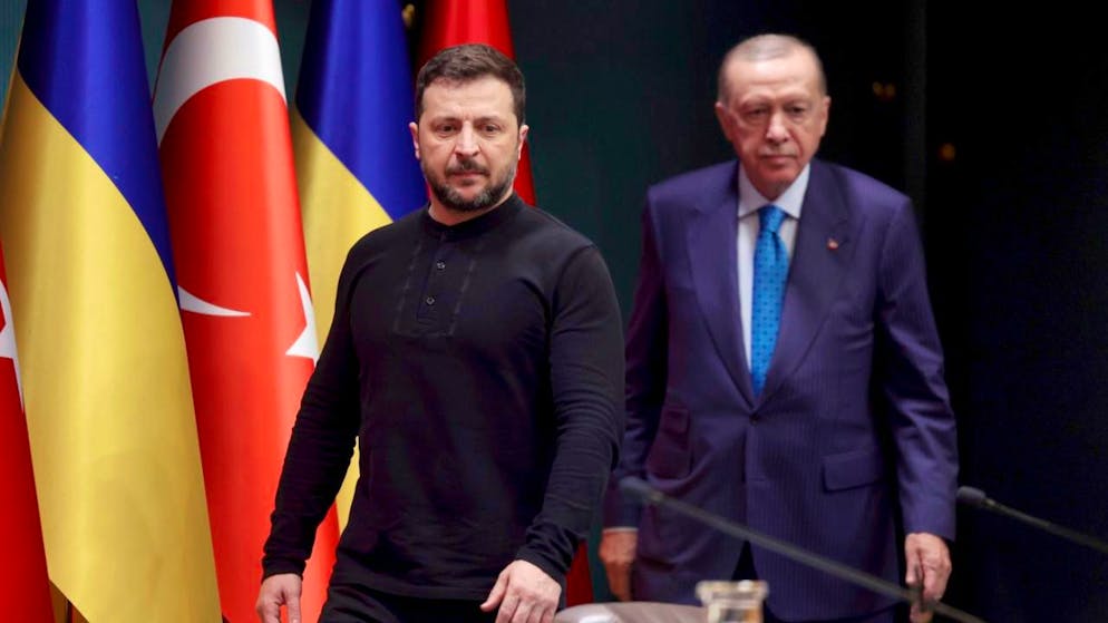 ARCHIV - Der türkische Präsident Recep Tayyip Erdogan (r) und der ukrainische Präsident Wolodymyr Selenskyj kommen in Ankara zu einer gemeinsamen Pressekonferenz. Foto: Yavuz Ozden/DIA Photo/dpa