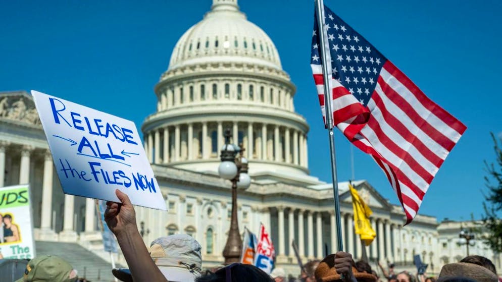 ARCHIV - Demonstranten versammeln sich vor dem US-Kapitol. Foto: Kevin Wolf/AP/dpa