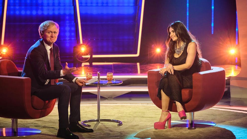 «Tatort» im Check: Überlebe wenigstens bis morgen. In ihren Träumen ist Nelly (Bayan Layla) ein Star. Ihre Visionen zeigen sie als erfolgreiche Sängerin, die der Moderator (Pierre M. Krause) begeistert in seiner Show präsentiert.