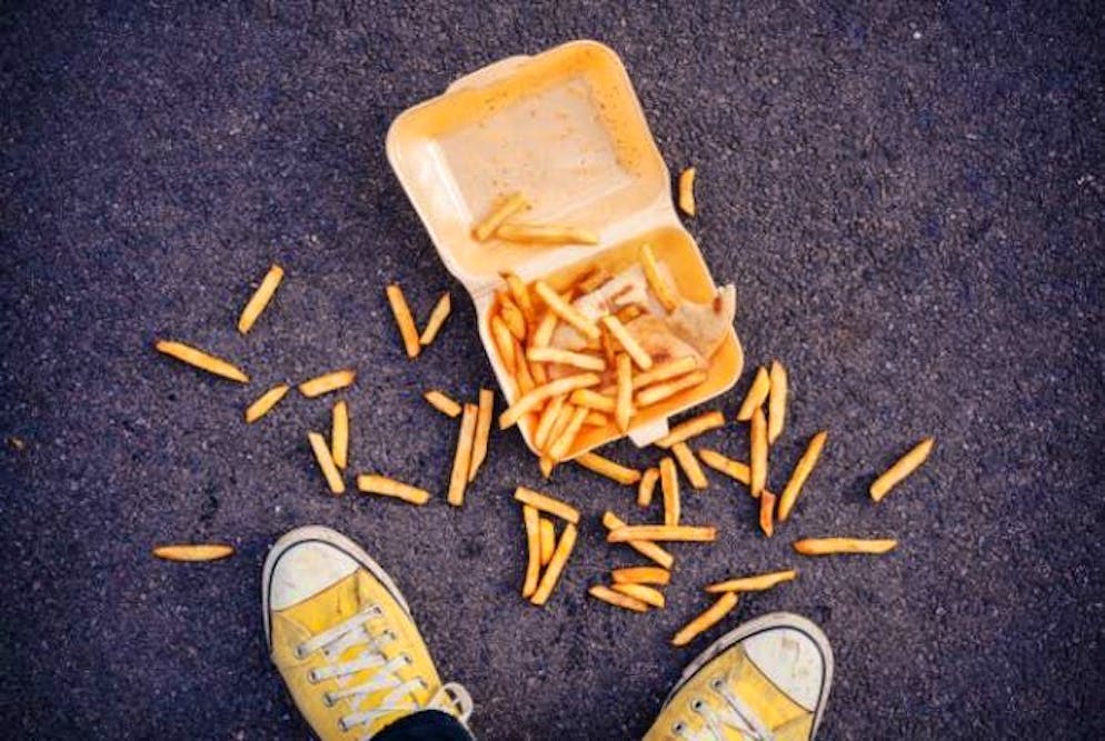 Nutrition myths in check. "You can still eat it, it was only on the floor for three seconds." Many people are familiar with sayings like this from childhood - and yes, we often say them to make everyday life easier. However, the rule does not hold up scientifically. It's not the time spent on the floor that matters, but what it's like and what has actually fallen on it. Moist food on smooth floors absorbs dirt and germs particularly quickly.