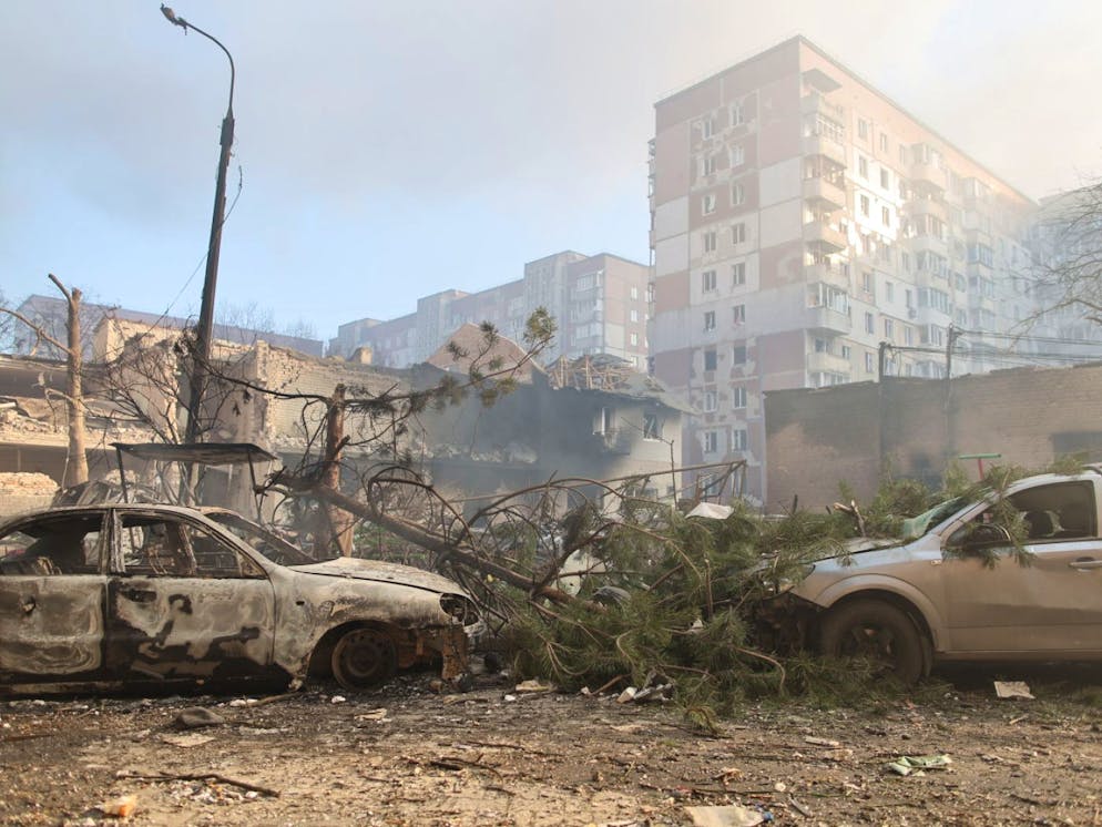 Verbrannte Autos sind vor einem Wohnhaus zu sehen, das bei einem russischen Angriff auf die ukrainische Stadt Ternopil schwer beschädigt wurde.