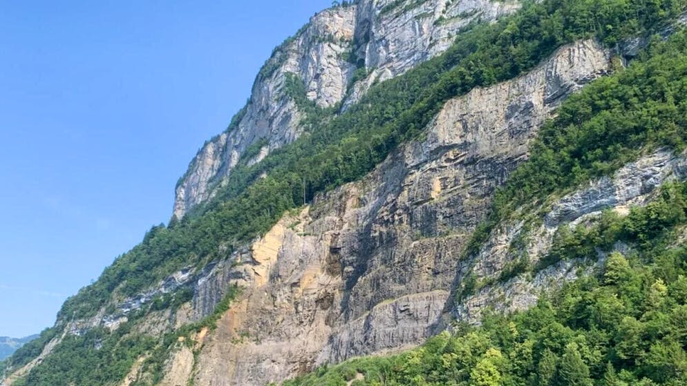 Il progetto prevedeva la posa verticale dei pannelli su una cava nei pressi del lago.