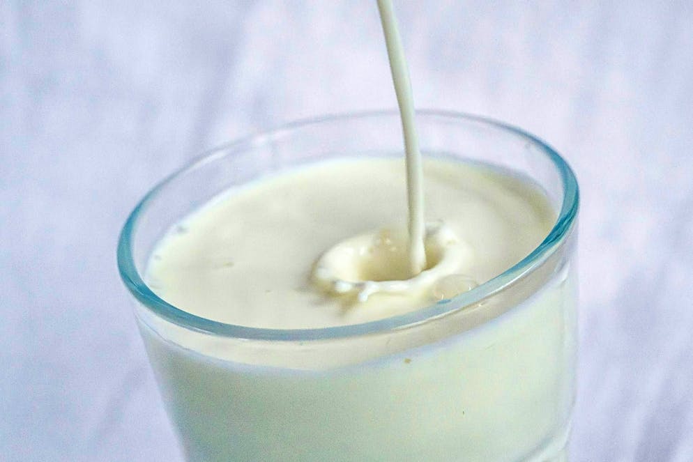 Nutrition myths in check. The old myth that milk spoils more quickly during thunderstorms persists. People used to believe that electrical charges in the air made it sour - a plausible explanation in times without refrigerators. However, the heat, which typically precedes summer thunderstorms and causes milk to spoil more quickly, was probably to blame. Today, the fridge ensures that milk is completely unaffected by thunderstorms.