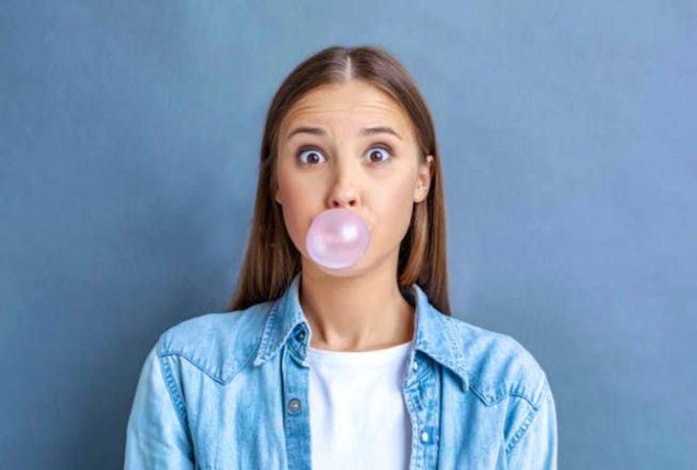 Nutrition myths in check. What happens to chewing gum in the stomach? There are many childhood myths about this. One claims that swallowed chewing gum stays in the stomach for seven years. Another warns that it can stick to the stomach. Both are wrong. Although the body cannot digest chewing gum, it does not get stuck in the digestive tract - it is excreted as normal.