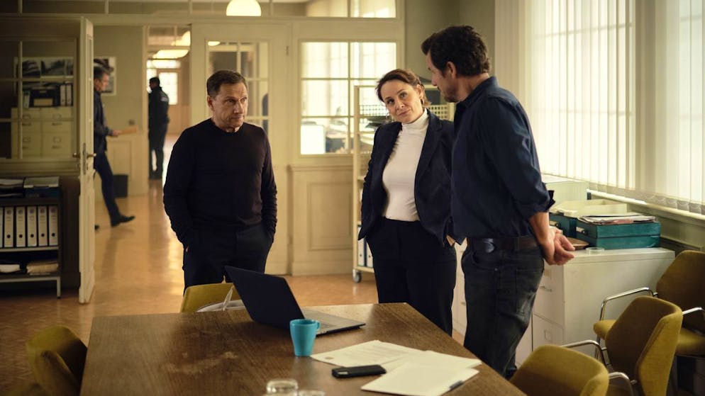 «Tatort» im Check: Überlebe wenigstens bis morgen. Sebastian Bootz (Felix Klare, rechts) und Thorsten Lannert (Richy Müller) bekommen eine neue Ermittlungs-Partnerin an die Seite gestellt. Elvira Möbius (Daniela Holtz) ist vom Stamme «kratzbürstige Schwäbin». Bei dieser Figur sind die Grenzen zwischen gnadenlos ehrlich und penetrant unfreundlich eher fliessend.