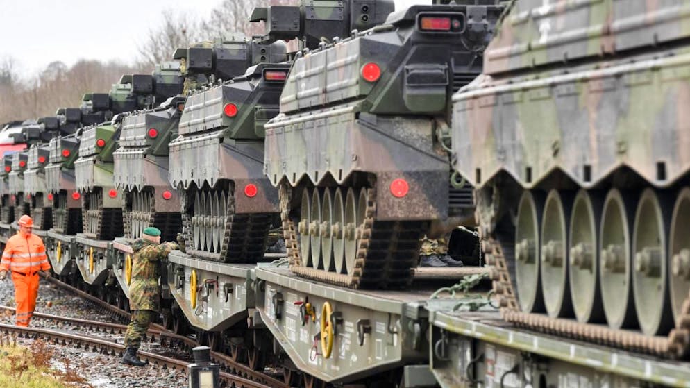 ARCHIV - Soldaten des Panzergrenadierbataillons 371 aus dem sächsische Marienberg verladen Schützenpanzer "Marder" auf Güteranhänger der Eisenbahn. Foto: Hendrik Schmidt/dpa-Zentralbild/dpa