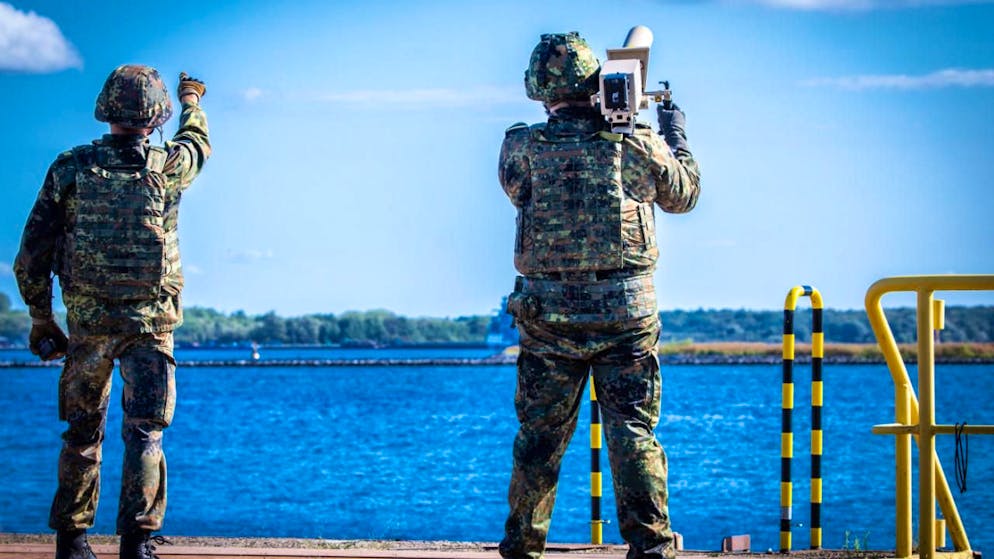 ARCHIV - Ein System zur Drohnenabwehr vom Typ HP 47+ bei einem Übungsszenario im Hafen. Das HP 47+ ist ein schultergestützter Störsender, der zur Drohnenabwehr eingesetzt wird und die Verbindung zwischen einer Drohne und ihrem Bediener unterbrechen kann. Foto: Jens Büttner/dpa