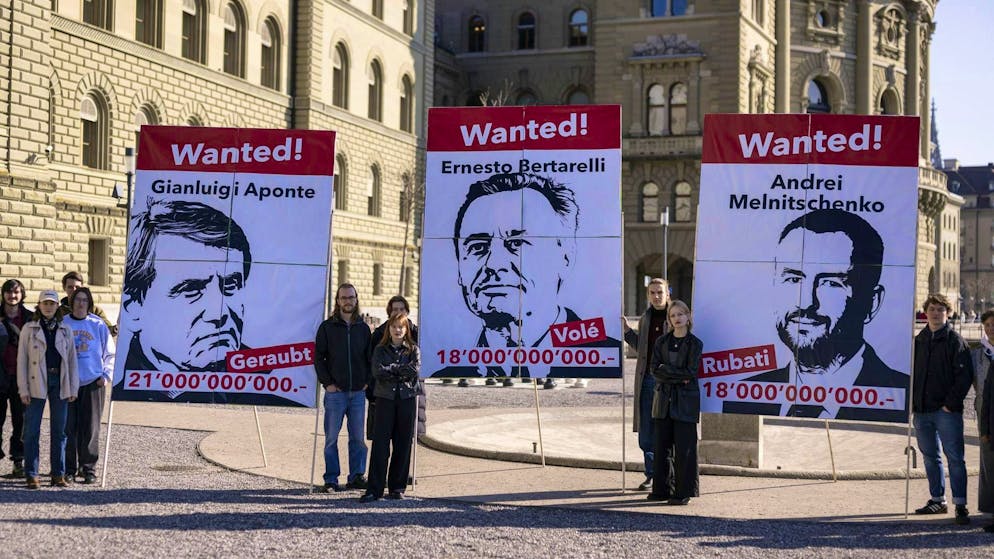 Juso activists in Bern use posters of wealthy Swiss heirs to promote their popular initiative "Initiative for a Future", which calls for a national inheritance tax on inheritances of CHF 50 million or more. (March 18, 2025)