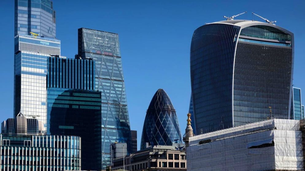 Une inflation élevée freine la consommation et l'investissement. Elle a aussi contraint la Banque d'Angleterre (BoE), au début du mois, à maintenir ses taux d'intérêt à 4%, ce qui pèse sur le coût de la dette du Royaume-Uni.