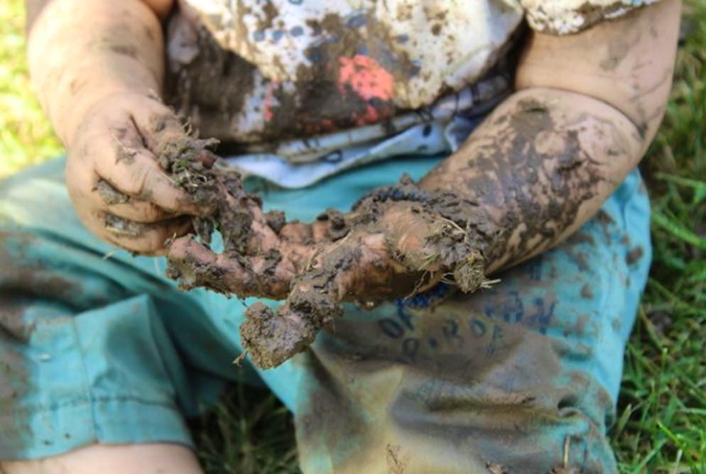 Ernährungsmythen im Check. Kleine Kinder essen nun einmal Sand und Schmutz – ganz vermeiden lässt sich das kaum. Also entsteht schnell der Spruch: «Dreck macht Speck.» Die Botschaft dahinter: Ein bisschen Schmutz soll das Immunsystem stärken. Ganz so einfach ist es aber nicht. Zwar kann übertriebene Hygiene tatsächlich schaden, dennoch bleibt klar: Sauberkeit ist wichtig – und Schmutz ist kein Gesundheitsbooster.