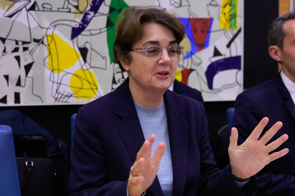 Laurence des Cars, directrice du musée du Louvre, s'exprime devant la commission de la culture de l'Assemblée nationale, mercredi 19 novembre 2025 à Paris. (AP Photo/Michel Euler)