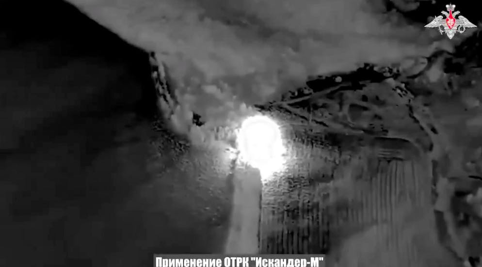 Russische Quellen behaupten, hier würde eine Kurzstreckenrakete vom Typ Iskander einen ukrainischen Raketenwerfer treffen, der ATACMS auf Woronesch abgefuert hat. Siehe auch unten stehender X-Post.