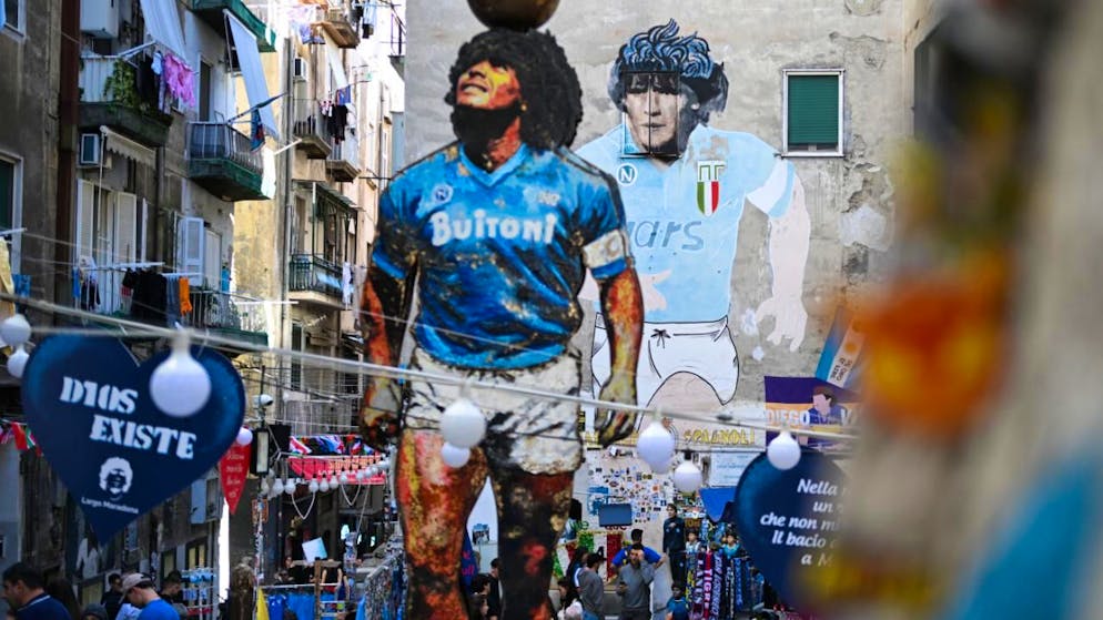 ARCHIV - Ein Anziehungspunkt für Fußballfans und Touristen ist der "Largo Maradona" im Quartieri Spagnoli mit dem berühmten Wandbild und einer Skulptur, die Diego Armando Maradona zeigen. Foto: Arne Dedert/dpa