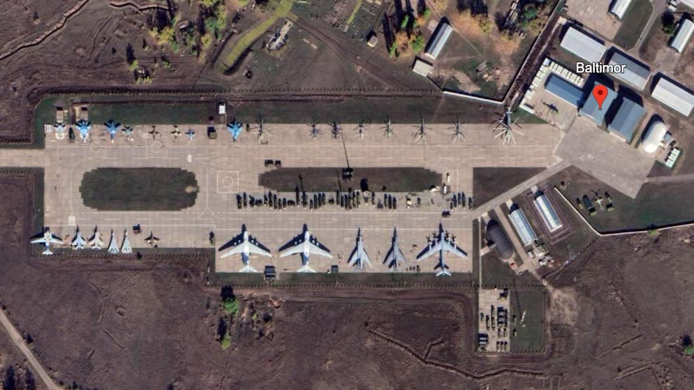 Helikopter und Flugzeuge sind neben den Pisten des Luftwaffenstützpunktes Worronesch parkiert, der rund 180 Kilometer von der Grenze zur Ukraine entfern ist.