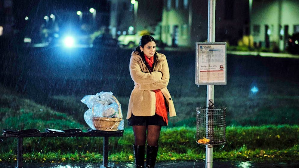 «Tatort» im Check: Überlebe wenigstens bis morgen. Nelly Schlüter (Bayan Layla) ist eine junge, attraktive und sympathische Frau. Warum fühlt sie sich dennoch unendlich einsam? Der «Tatort: Überlebe wenigstens bis morgen» ist eine subtile Studie zum Thema «junge Einsamkeit» in Zeiten von Social Media und Rückzug ins Private.