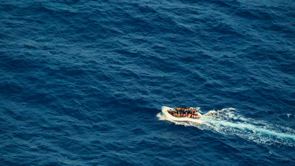 Profughi su un gommone sovraffollato proveniente dalla Libia in acque internazionali nel Mediterraneo centrale. (Immagine d'archivio)