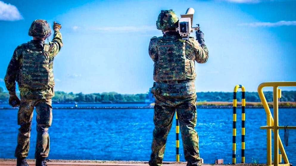 ARCHIVE - An HP 47+ drone defense system during a training scenario in the port. The HP 47+ is a shoulder-mounted jammer that is used for drone defense and can interrupt the connection between a drone and its operator. Photo: Jens Büttner/dpa