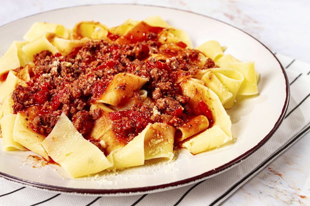 Ernährungsmythen im Check. «Nach 18 Uhr essen macht dick» – eine Behauptung, die sich hartnäckig hält, aber wissenschaftlich nicht belegt ist. Entscheidend ist die gesamte Kalorienmenge über den Tag. Wer mehr Energie aufnimmt, als der Körper verbraucht, nimmt zu – unabhängig von der Uhrzeit. Und: Sehr fettige oder süsse Mahlzeiten sind grundsätzlich keine gute Idee, egal ob morgens oder abends.