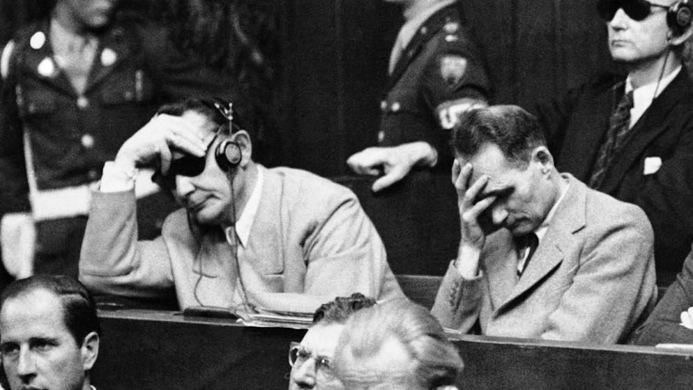 Hermann Göring, a sinistra, e Rudolf Hess ascoltano il verdetto a Norimberga, il 30 settembre 1946. In fondo a destra (con gli occhiali scuri) l'ammiraglio Karl Dönitz.