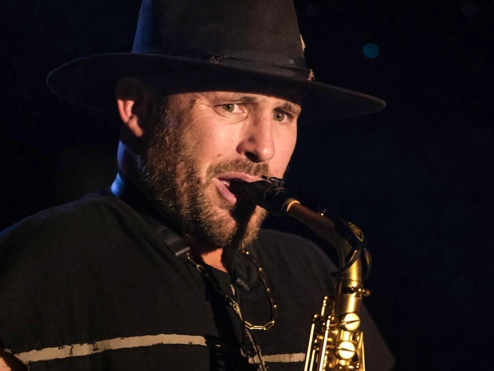 Le saxophoniste a détaillé un incident qui a eu lieu sur la scène de la cité phocéenne en mai dernier, quand il accompagnait le rappeur.