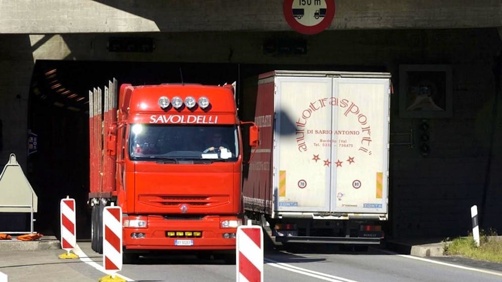 Das Verlagerungsziel im alpenquerenden Güterverkehr wird weiterhin verfehlt: Lastwagen am Südportal des Gotthardtunnels. (Archivbild)