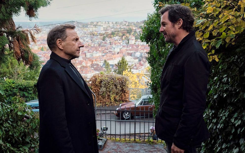 «Tatort» im Check: Überlebe wenigstens bis morgen. Schöne Stadt, traurige Leben: Die Ermittler Sebastian Bootz (Felix Klare, rechts) und Thorsten Lannert (Richy Müller) diskutieren im «Tatort: Überlebe wenigstens bis morgen» vor Stuttgarter Kulissen über die Einsamkeit der Jungen.