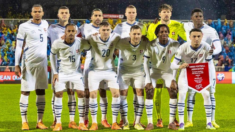 I giocatori svizzeri si presentano per la tradizionale foto di squadra prima della partita di qualificazione al Gruppo B della Coppa del Mondo FIFA 2026 tra Kosovo e Svizzera, allo stadio Fadil Vokrri, a Pristina.