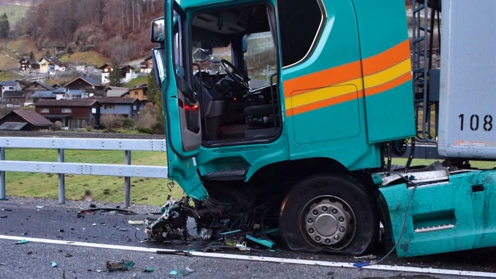 Auch der Sattelschlepper wurde bei der tödlichen Frontalkollision mit einem Auto im Prättigau schwer beschädigt.