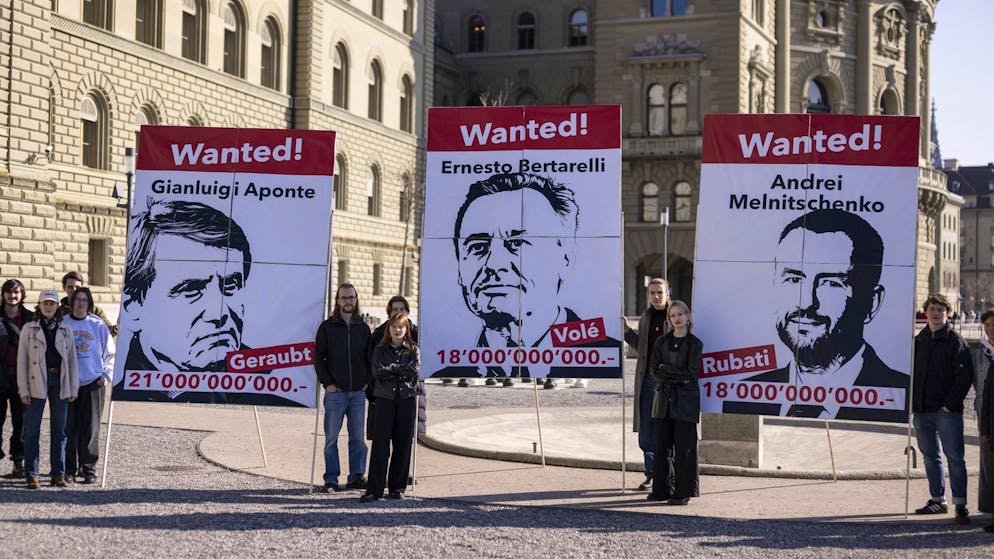 Juso-Aktivist*innen machen in Bern mit Plakaten von reichen Schweizer Erben Werbung für ihre Volksinitiative «Initiative für eine Zukunft», welche eine nationale Erbschaftssteuer für Erbschaften ab 50 Millionen Franken fordert. (18. März 2025)