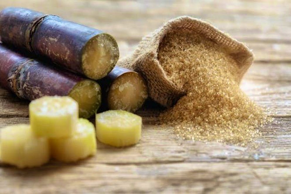 Nutrition myths in check. Brown cane sugar is experiencing a hype. Almost every café now offers brown sugar alongside white sugar for coffee. But why? In fact, the health benefits are minimal. Both types of sugar contain almost the same amount of calories and nutrients. Brown sugar is therefore neither noticeably healthier nor more sustainable.