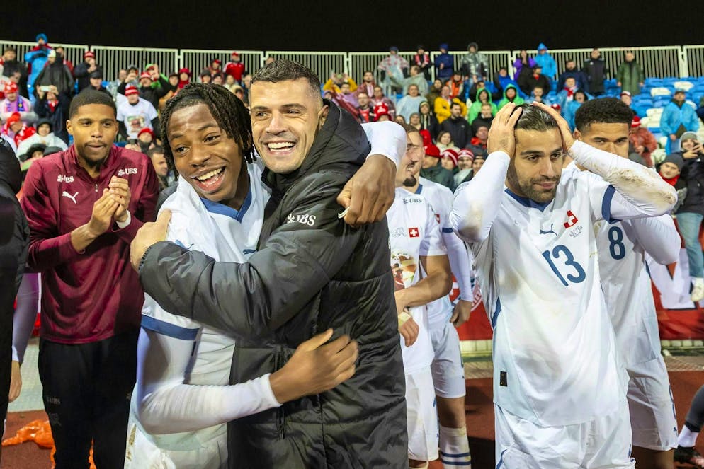 Xhaka e compagni festeggiano con i tifosi elvetici.