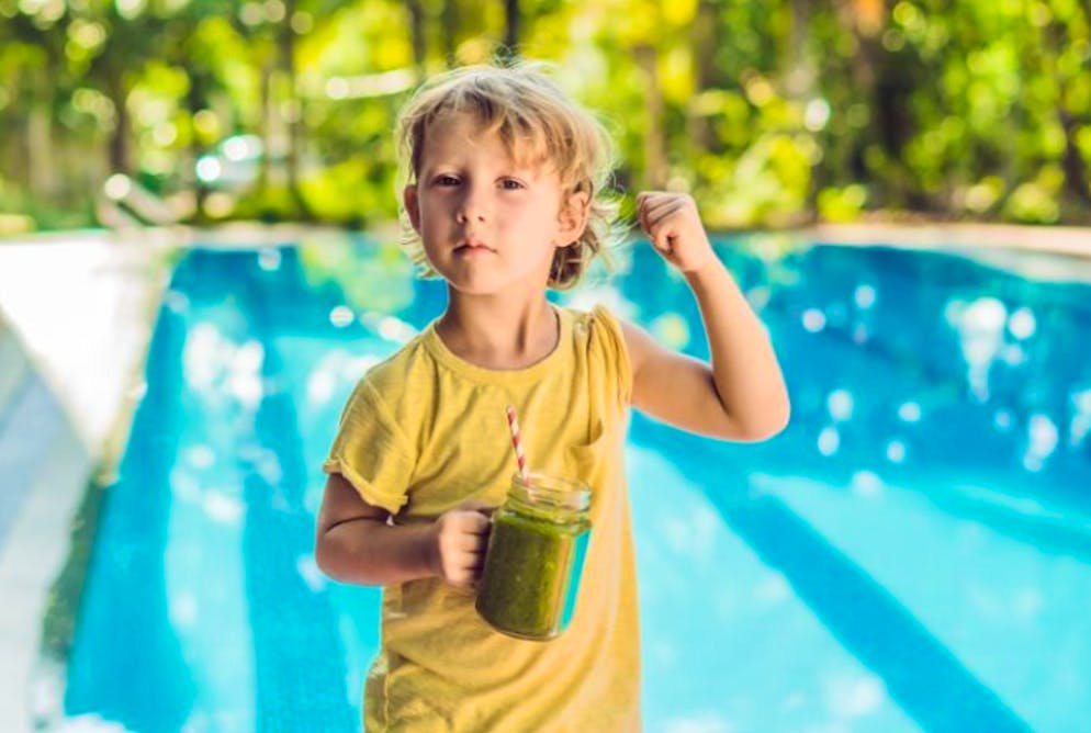Ernährungsmythen im Check. Wenn es darum geht, Kinder zu gesundem Essen zu motivieren, greifen Erwachsene gern zu kreativen Geschichten. Etwa der Klassiker: Wer Spinat isst, bekommt Muskeln wie Popeye. Spinat liefert tatsächlich viel Eisen – wichtig für die Muskelfunktion. Doch für echte Stärke braucht es mehr: Proteine, regelmässiges Training und eine insgesamt ausgewogene Ernährung.