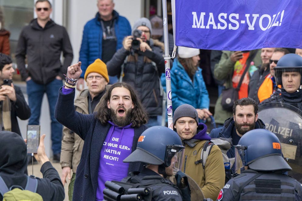 En janvier 2022, l'accusé âgé de 30 ans s'en est prix à des agents de la police des transports des CFF après avoir refusé de porter un masque d'hygiène dans un train en période de pandémie du Covid-19. (archives)