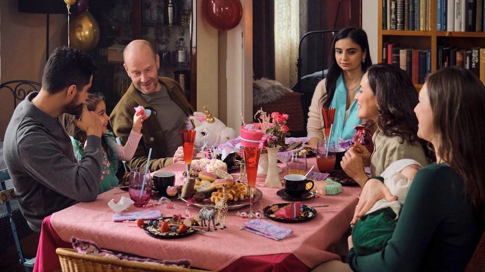 «Tatort» im Check: Überlebe wenigstens bis morgen. Nelly (Bayan Layla, vierte von links) richtet eine Geburtstagsfeier für ihre Nichte aus. Obwohl sie sich im Kreis ihrer Familie (Alexander Berenheuser, Richard Kuchenbuch, Natalia Schüssler, Idil Üner) befindet, fühlt sie sich nicht einbezogen.